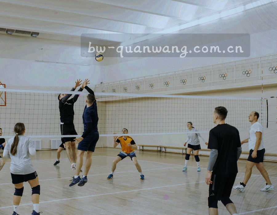 住户在家门口与博万上门工程师交谈，工程师背着工具箱，氛围轻松自然
